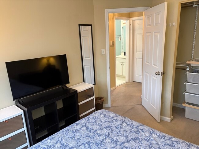 Building Photo - 1902 N Daniel St