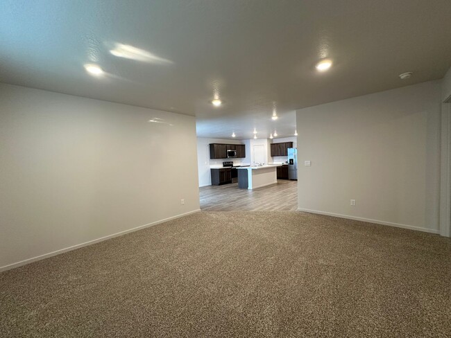 Foto del edificio - New 4 Bedroom 2 Bath Home in Airway Heights