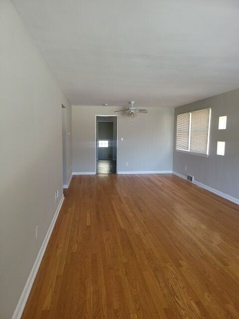 Foto del edificio - AVAILABLE NOW! - 14542 Sherman Avenue, Pos...