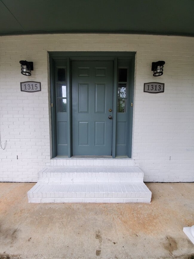 Foto del edificio - 2 Bed/1 Bath available in June!