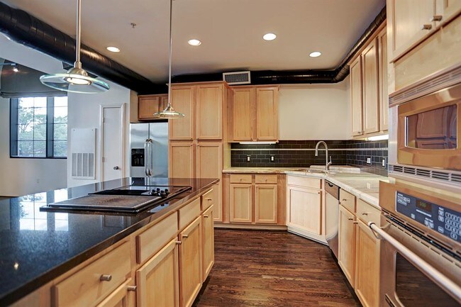 Building Photo - 1025 S Shepherd Dr