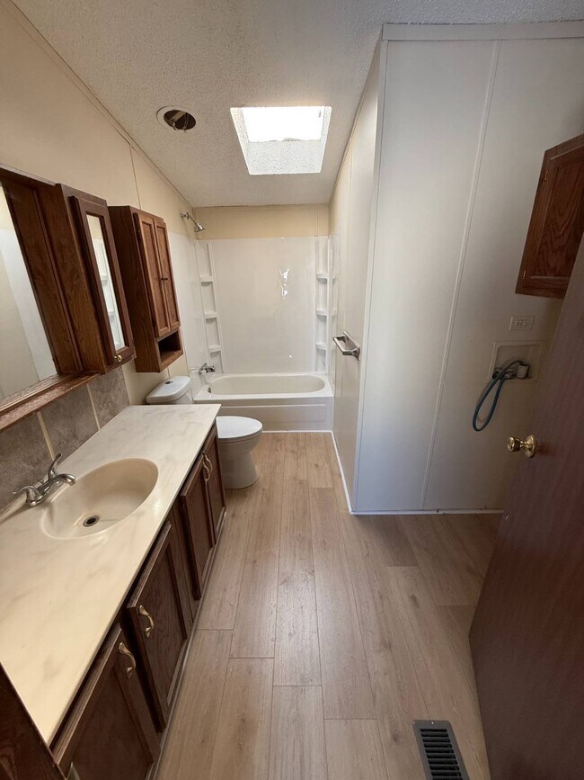 Foto del edificio - 1800 E Jordan Rd