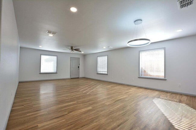 Foto del edificio - 1211 N Essex Ave