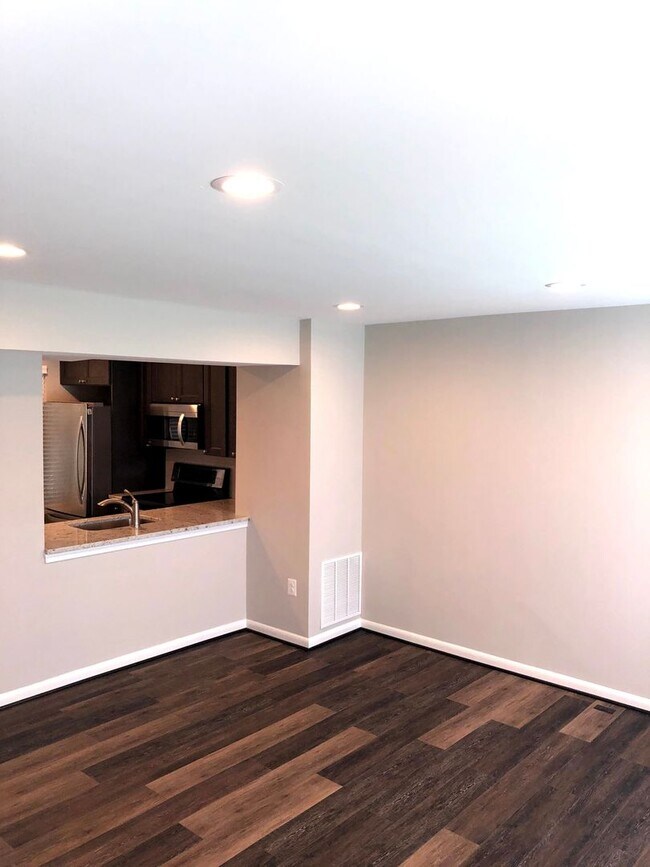 Building Photo - Beautiful Find in Sugarland Square