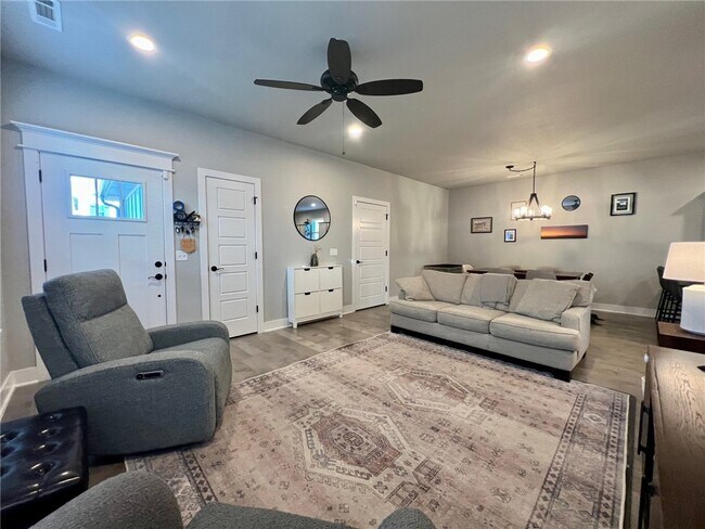 Foto del edificio - 1720 W Broadway Pl