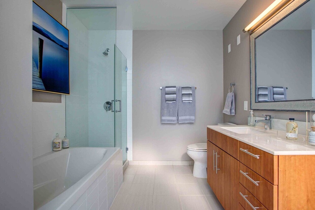 Building Photo - 610 N State St