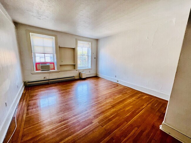 Building Photo - 319 S 12th St