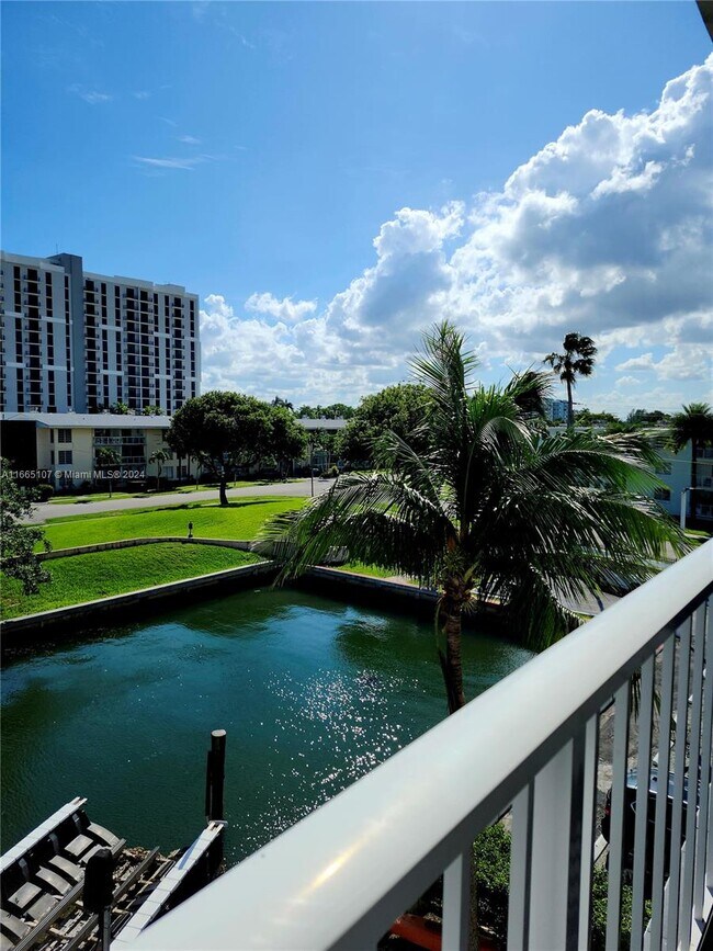 Foto del edificio - 1650 NE 115th St