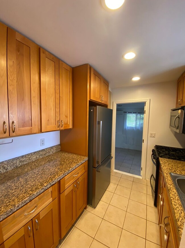 Building Photo - Spacious 2 Bed, 1 Bath in Quiet Palolo Nei...