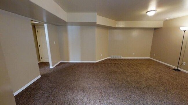 Building Photo - Cozy 2 bed 1 bath basement apartment, Eagl...