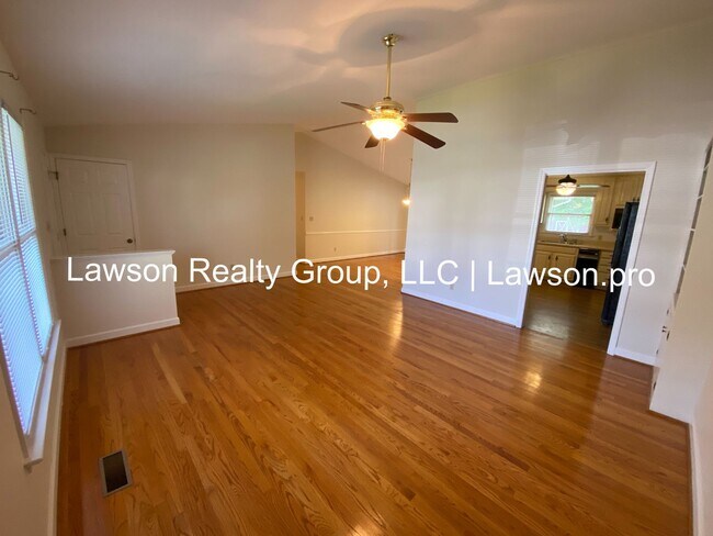 Foto del edificio - Spacious Hollins Four Bedroom w/ Finished Basement