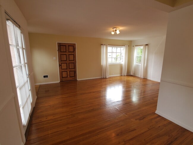 Sala de estar - 663 Marine St