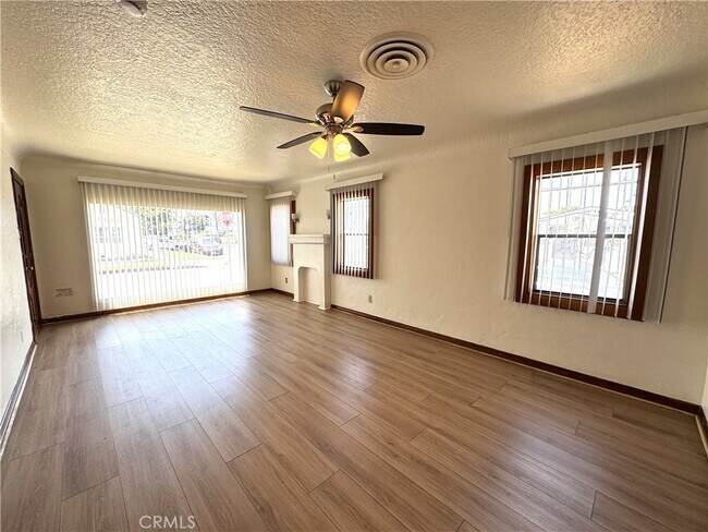 Foto del edificio - 1049 W 65th Pl