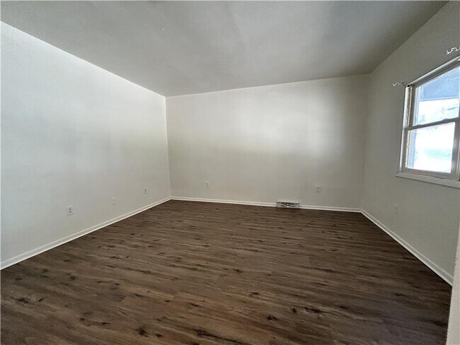 Foto del edificio - 634 Cove Rd