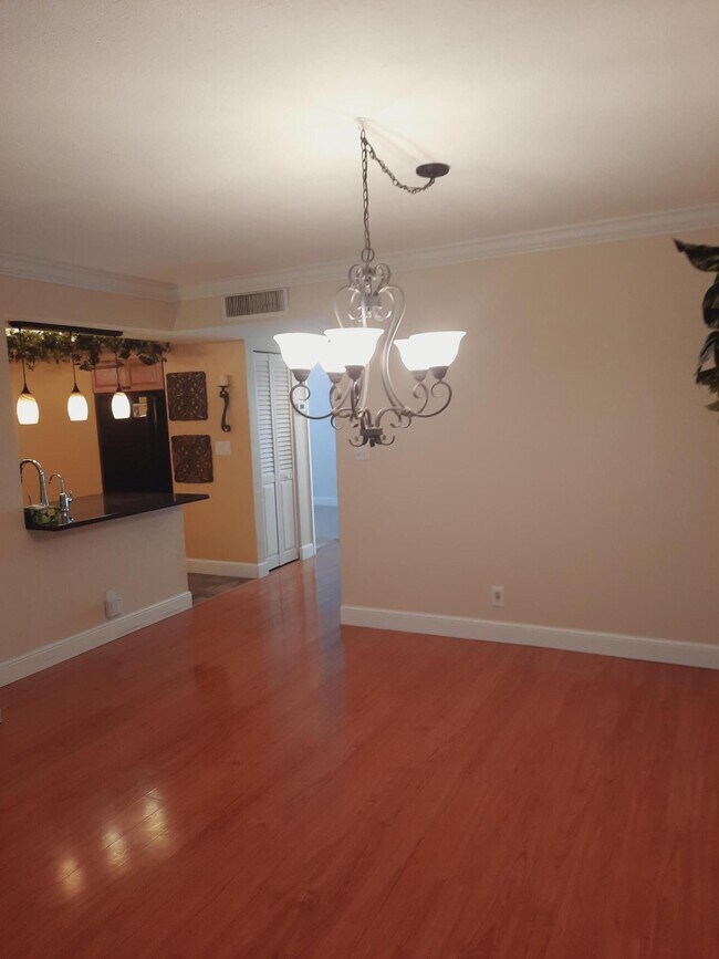Building Photo - 15301 Pembridge Ave