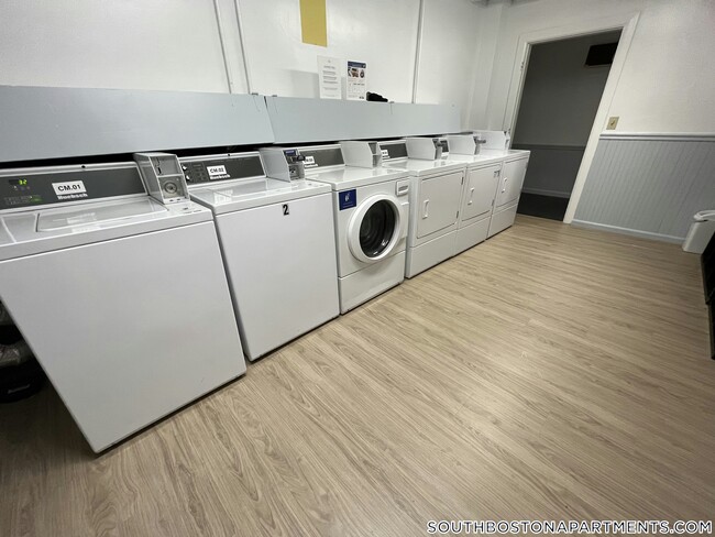 Building Photo - 740 E 7th St