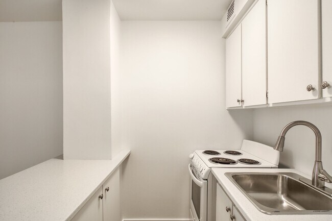 Building Photo - 3460 Rue Durocher