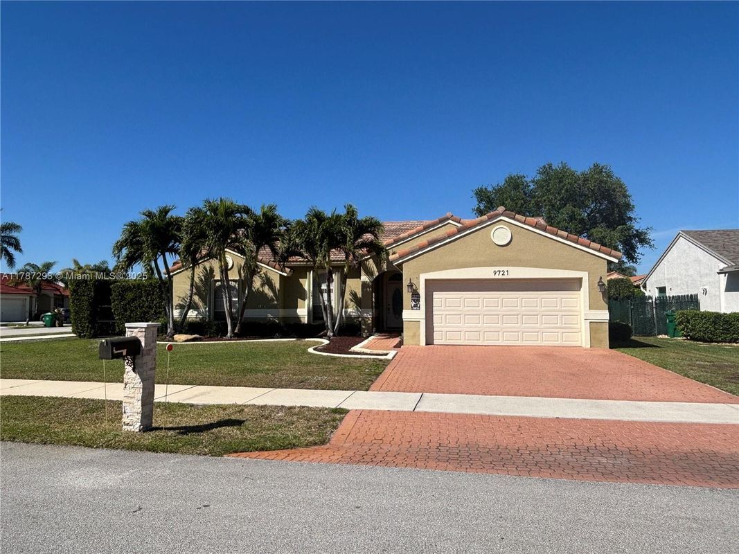 Foto principal - 9721 SW 15th Dr