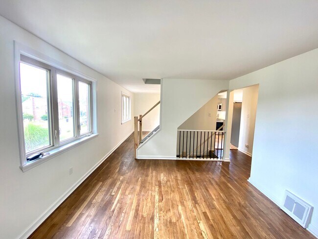 Building Photo - Newly Updated 3 Bed/2 Bath available Augus...