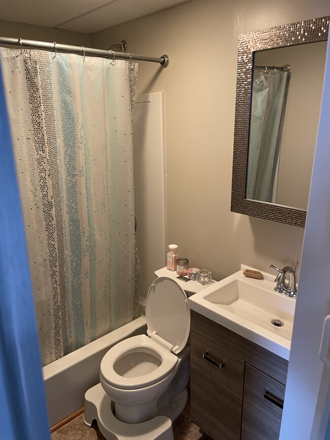Bathroom - 2527 James St