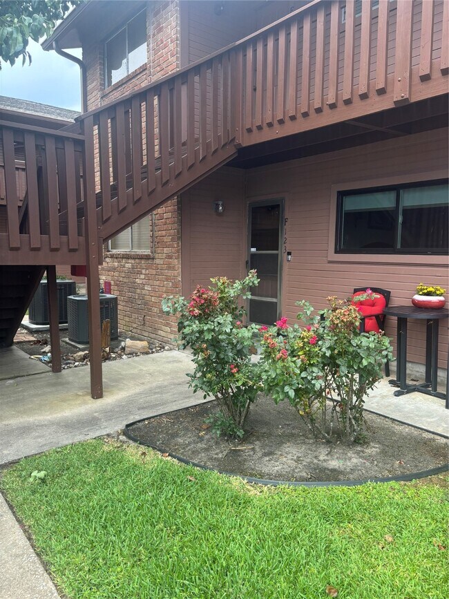 Building Photo - 801 River Rd