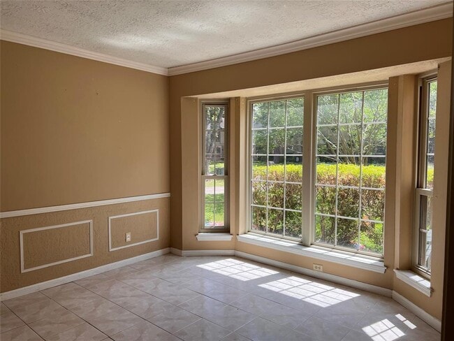 Building Photo - 8210 Hollyleaf Dr
