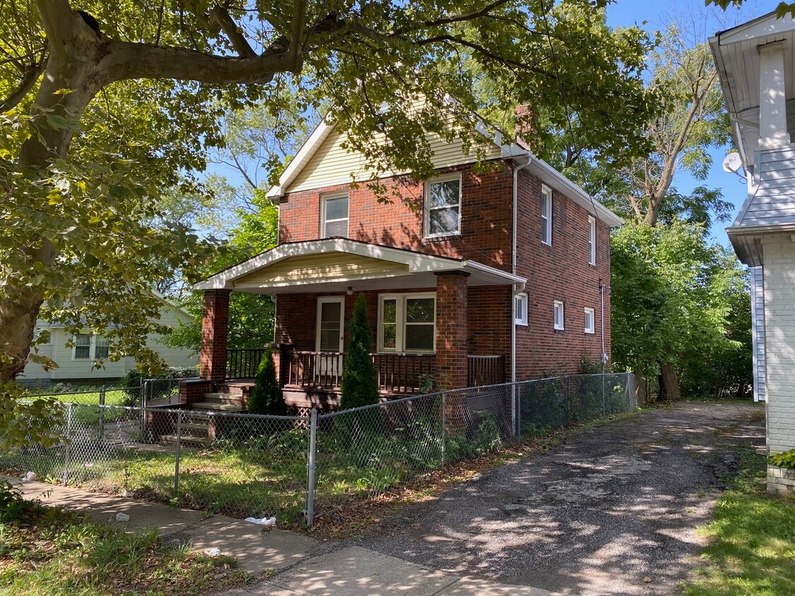 Primary Photo - 9821 Raymond Ave