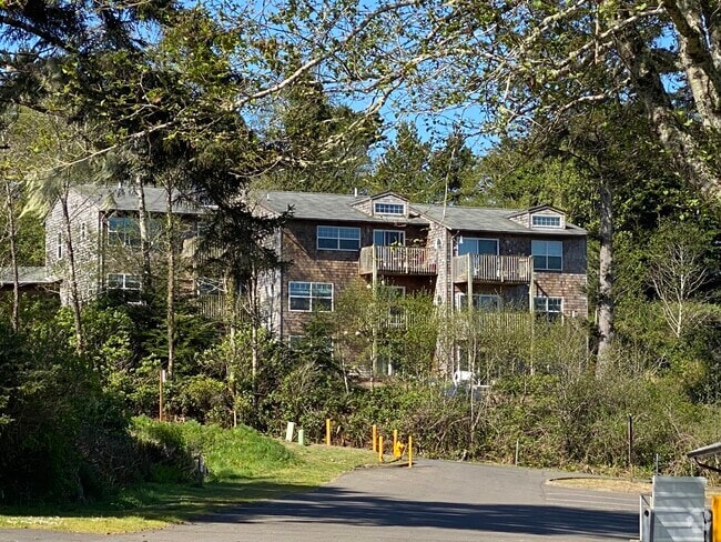 Condo from the Boat Launch - 425 SE Shell Ave