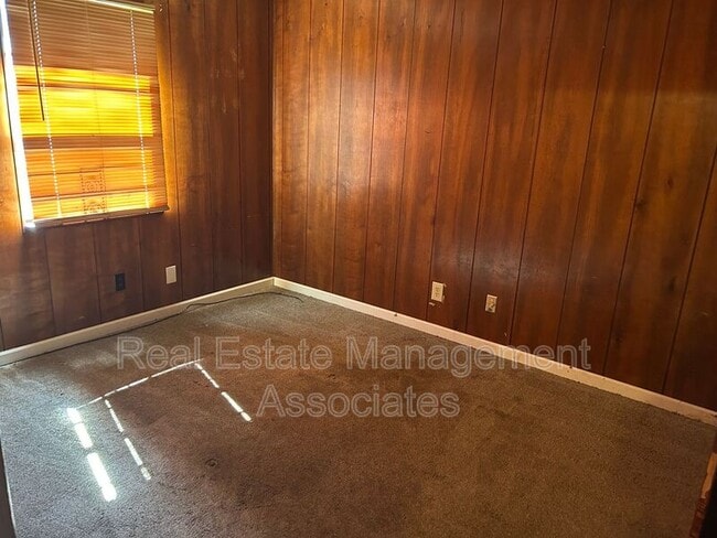 Building Photo - 210 E Chappell St