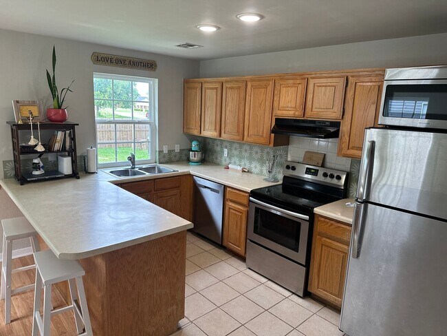 Building Photo - Available as soon as mid-August! Recently Updated 3 Bedroom, 2 Bathroom Rogers Home with All Appl...