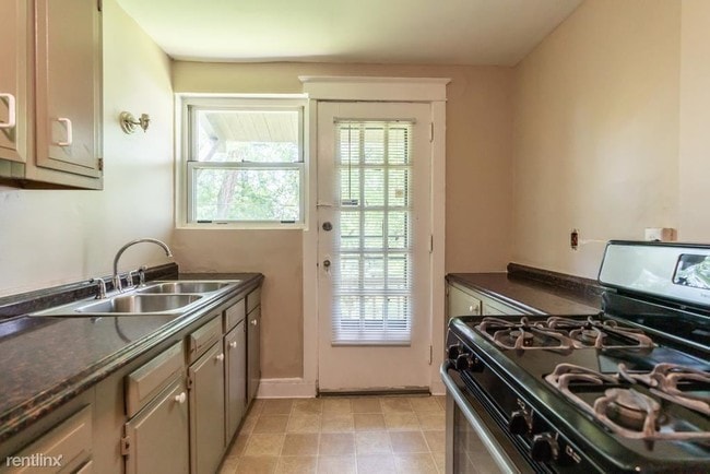 Building Photo - 4 br, 1 bath Townhome - 206 Gilliland Ave