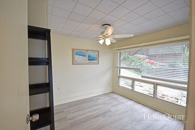 Building Photo - Beautiful Kaneohe Bay Views!  1/1 + 2 park...