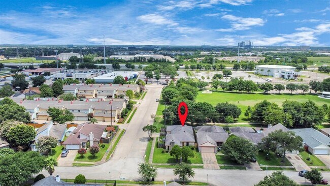 Foto del edificio - 10722 Sherburne Dr