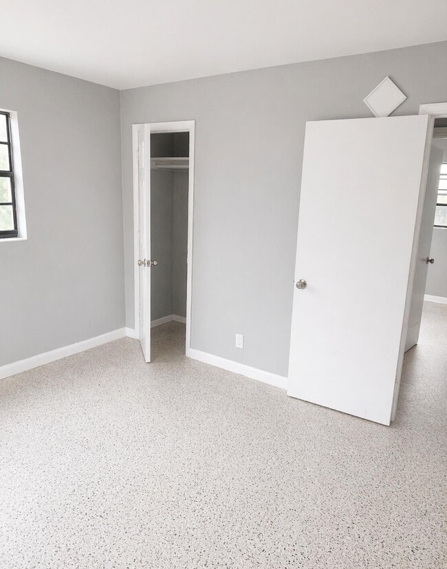 Building Photo - 413 N Sapodilla Ave