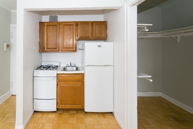 Foto del edificio - 653 W Belmont Ave