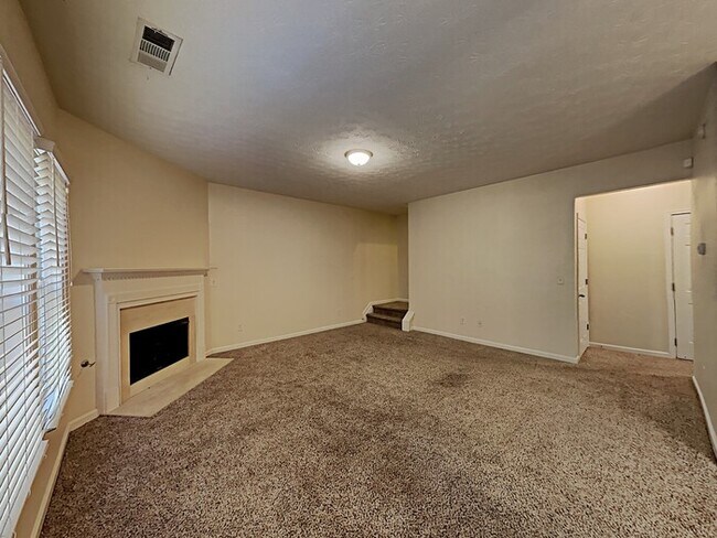 Foto del edificio - 2400 Village Green Dr