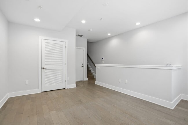 Building Photo - Exquisite 3-Bedroom Townhouse with Garage in Private Community! Available NOW!