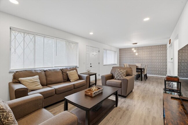 Building Photo - 1553 Cove Ln