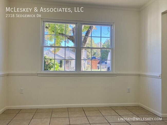 Foto del edificio - 2318 Sedgewick Dr