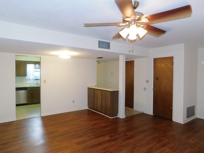 Building Photo - Well Maintained Tower Oaks Townhouse!