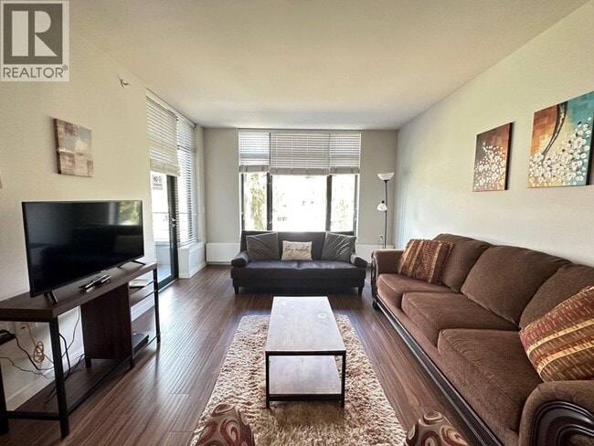 Photo du bâtiment - 215 W 1st St