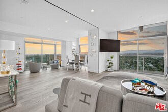Building Photo - 13700 Marina Pointe Dr