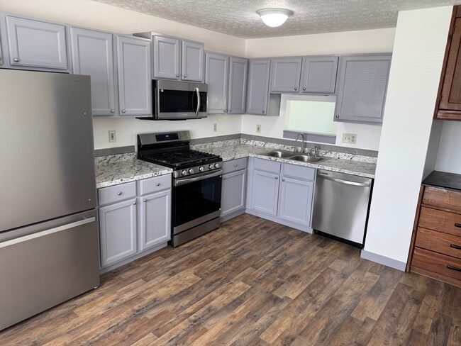 Building Photo - 475 Broadview Ct