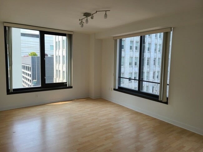 Building Photo - 1BR/1BA 837sqft! Condo! Parking! Laundry! ...