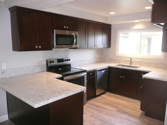 Building Photo - Great 2 bed/2bath in Tustin Villas