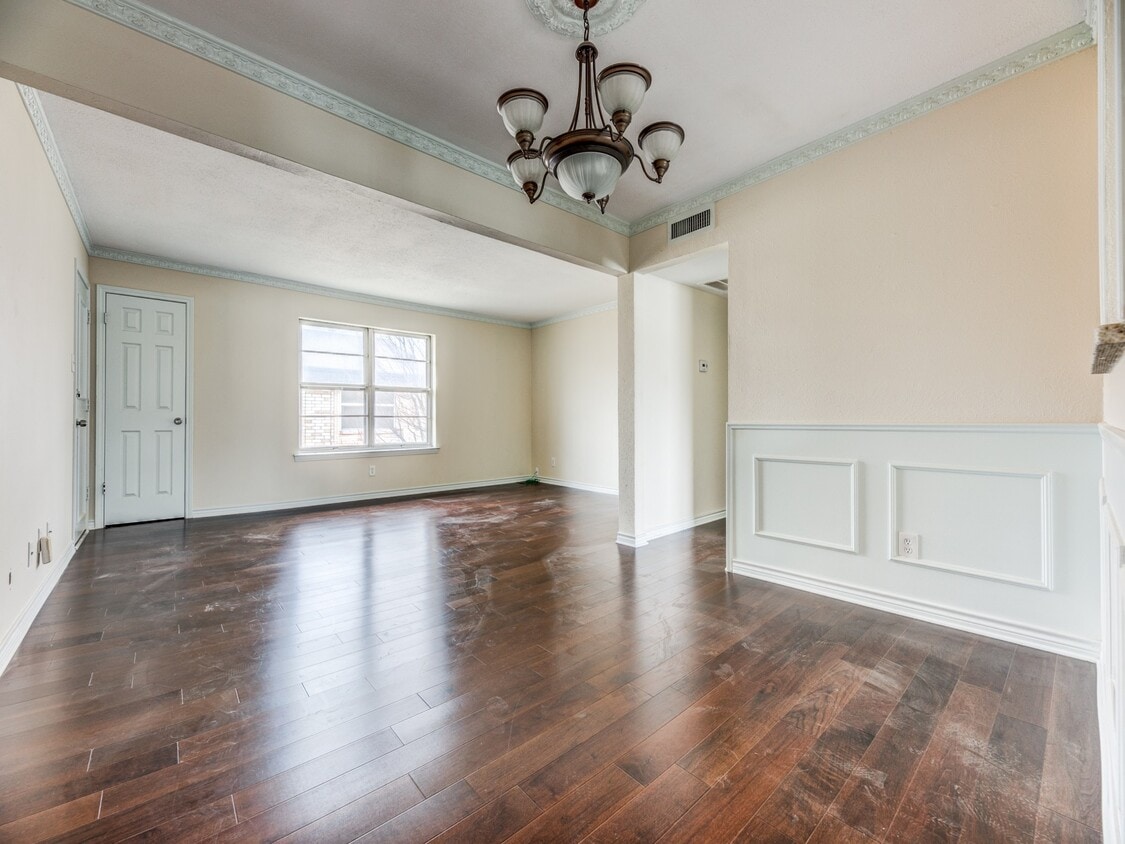 Foto principal - 5833 Sandhurst Ln