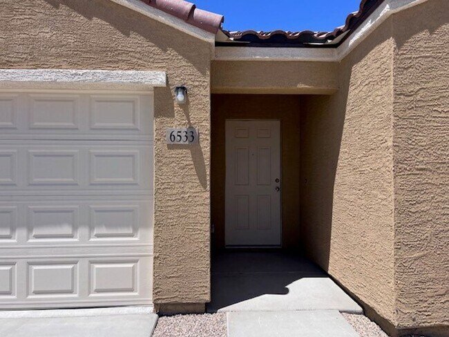 Foto del edificio - 4 BR NEW with  Huge front and rear fenced ...