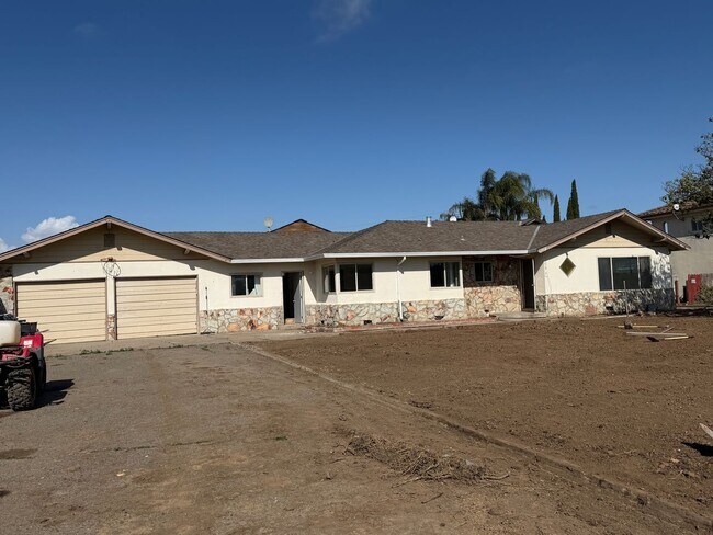 Foto del edificio - Spacious 4-Bedroom Home on Expansive Lot in the Outskirts of Elk Grove- MORE PHOTOS TO COME!
