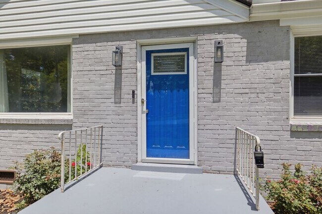 Foto del edificio - 240 Ridgeway Dr