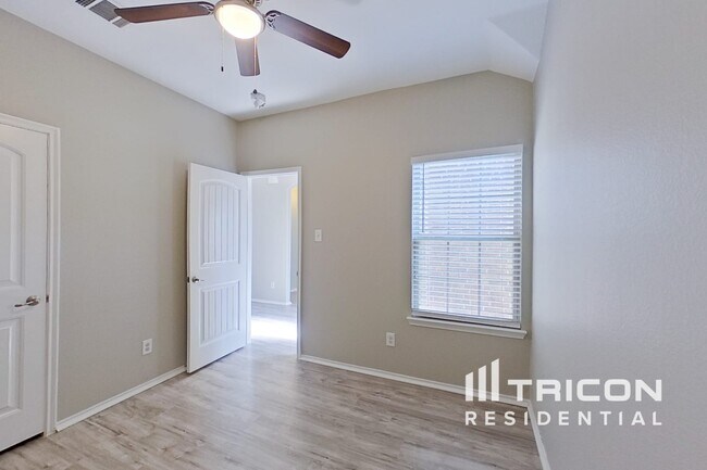 Foto del edificio - 1332 Red River Dr